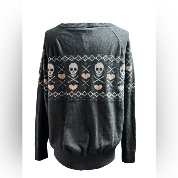 Cute! Torrid Skull and Hearts Gray Sweater - Picture 3 of 11